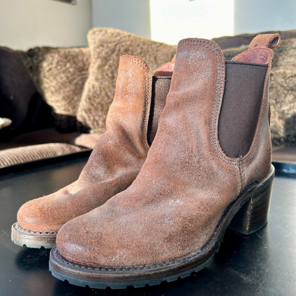 Frye Sabrina Chelsea Boots Women's 7.5 Distressed Brown 2.5" Heel